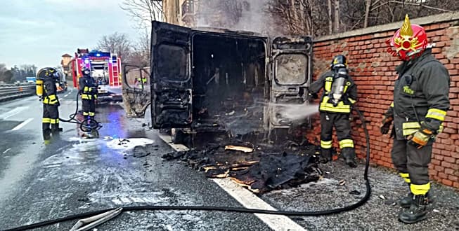 Incendio in autostrada A7 di un furgone medicinali – VIDEO