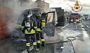 Incendio in autostrada A7 di un furgone 2