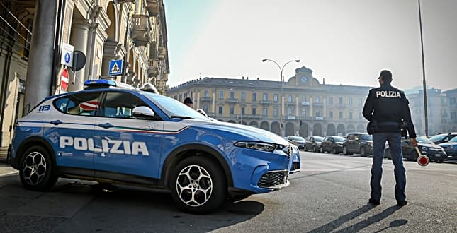 Aggredisce i poliziotti di Alessandria e viene fermato con il taser, espulsione in corso