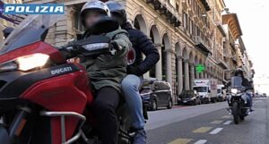 Polizia Genova Rapinato in centro storico 1