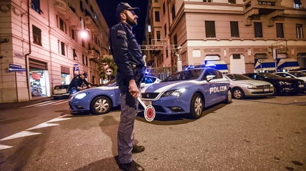 Sorpresi a rovistare nelle auto e nei furgoni in sosta, due arrestati a Genova