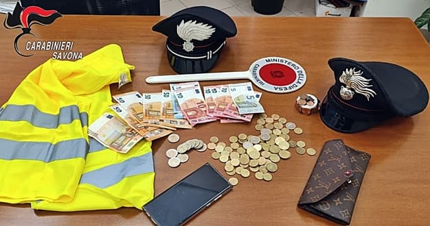 Savona la distraggono e le rubano la borsa nel parcheggio del centro commerciale