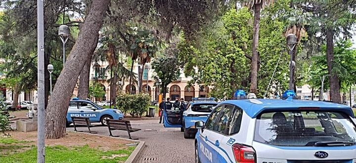 Savona lite in piazza del Popolo, tre fermi per rapina e un denunciato