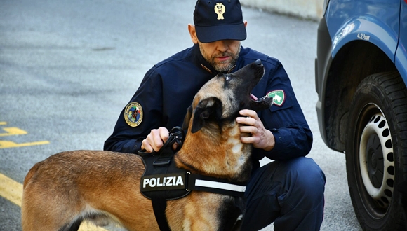 Via vai sospetto nel condominio, pusher 37enne arrestato a Genova