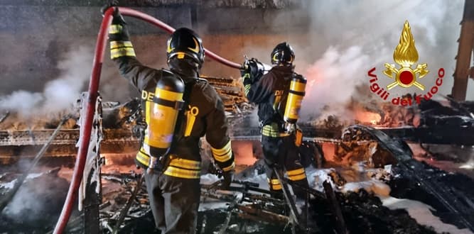 Incendio di un mezzo pesante sulla A26 Genova-Gravellona, autista salvo – VIDEO