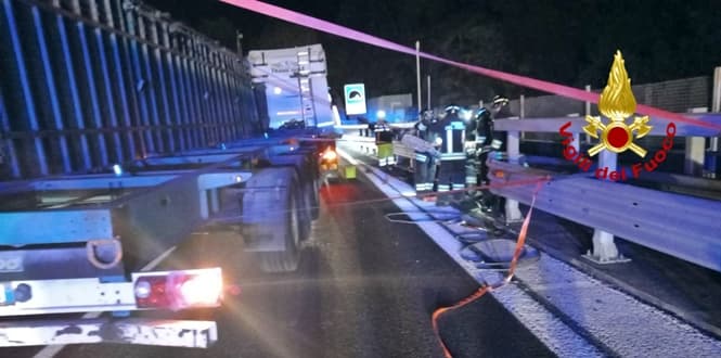 Camion perde il carico sulla A10 a causa del vento forte – VIDEO