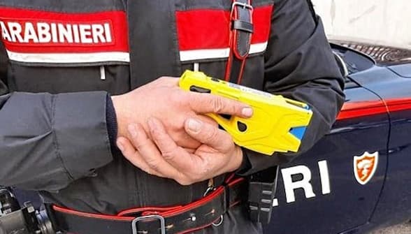 Assale clienti e titolari di un centro ippico poi cerca di accoltellare i carabinieri di Alessandria