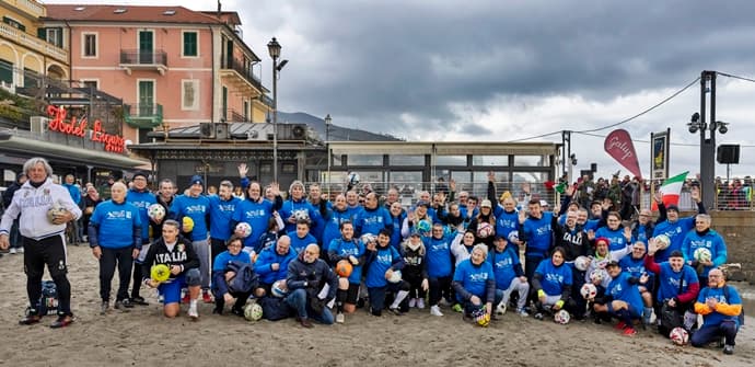 Footgolf in spiaggia 12 buche per 12 befane, con tante stelle del calcio