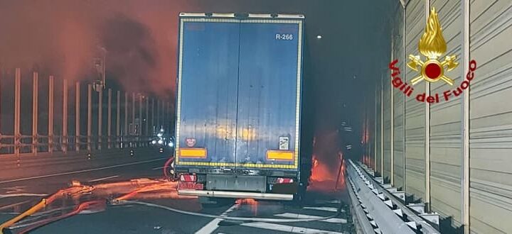 Ieri sera incendio sulla A10 ad Arenzano, fiamme a mezzo pesante