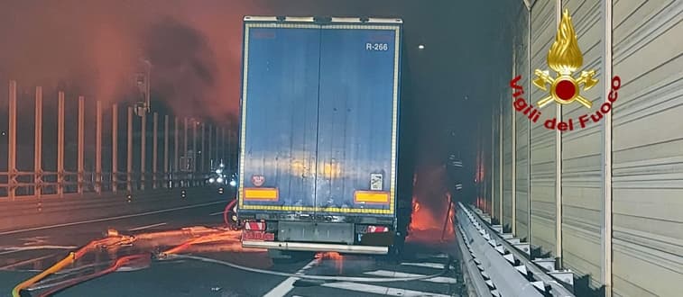 Ieri sera incendio sulla A10 ad Arenzano, fiamme a mezzo pesante