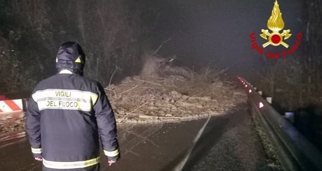 Maltempo frana sulla SS35 dei Giovi e crolla un muro a Genova