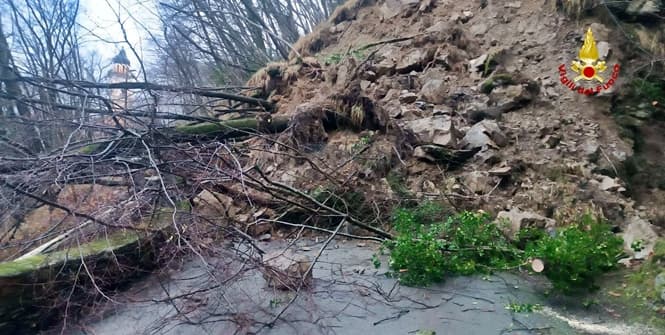 Grossa frana sulla strada a Davagna Genova, case e famiglie restano isolate – VIDEO