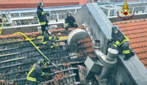 Genova Incendio tetto Magazzini Cotone 1