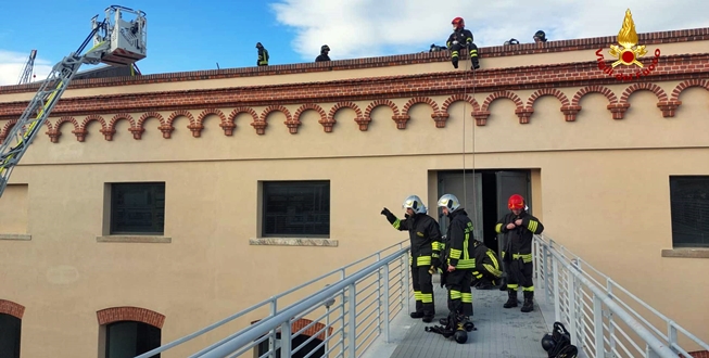 incendio nell’ora di pranzo ai Magazzini del Cotone nel Porto Antico Genova – VIDEO