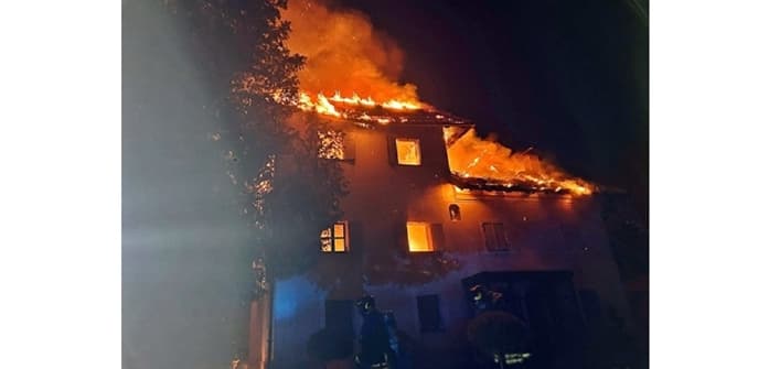 Incendio nella notte a Urbe, danni ingenti a un caseggiato