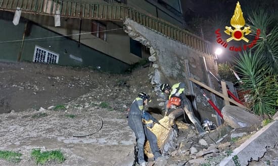 Notte di ricerca persone sotto il crollo di via 5 Santi a Genova – VIDEO