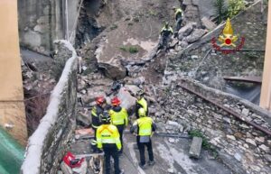 Notte di ricerche di persone sotto il crollo di via 5 Santi a Genova e3