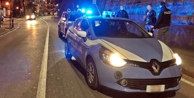 Gli vietano l’ingresso al club e danneggiano il portone, poi aggrediscono gli agenti