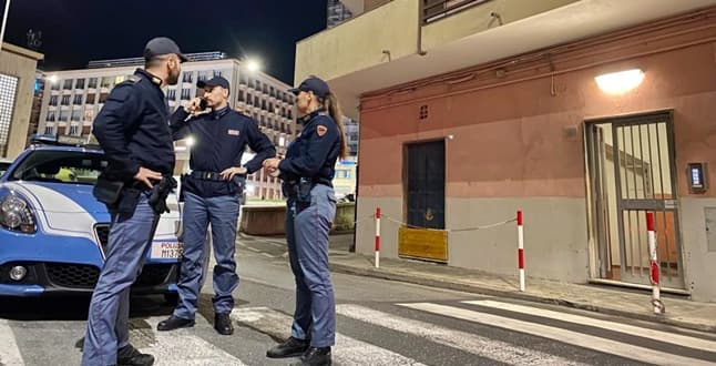 Ruba la borsa ad una donna e mentre usa la carta di credito viene arrestato a Genova