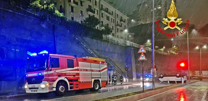 Perde il controllo e l’auto si ribalta in via Dino Col a Genova