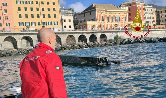 Soccorsa imbarcazione ribaltata dalle onde a Sestri Ponente – VIDEO