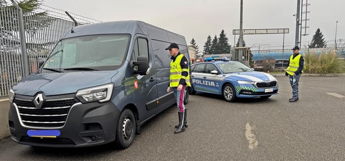 Bloccato furgone sulla A26, trasportava merce alimentare avariata