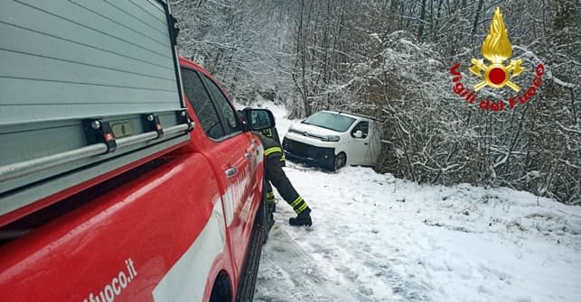 Auto fuori strada per neve nell’entroterra genovese, intervento Vigili del fuoco