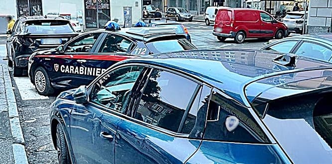 Ruba un grosso crocifisso e colpisce passanti, auto e carabinieri