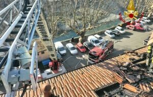 Brucia il tetto di un palazzo a Genova Pontedecimo 024