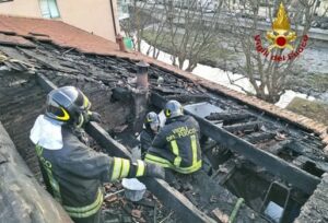 Brucia il tetto di un palazzo a Genova Pontedecimo 22