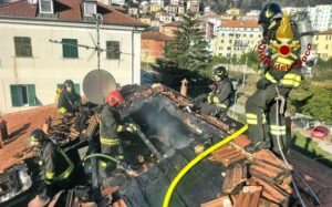 Brucia il tetto di un palazzo a Genova Pontedecimo 30