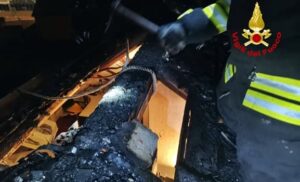 Fiamme da un tetto in via Ratto a Genova Prà 1