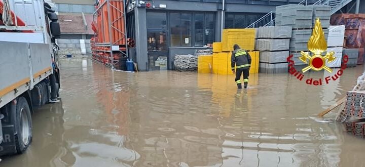 Allagamento in via Nostra Signora della Guardia, intervento Vigili del fuoco