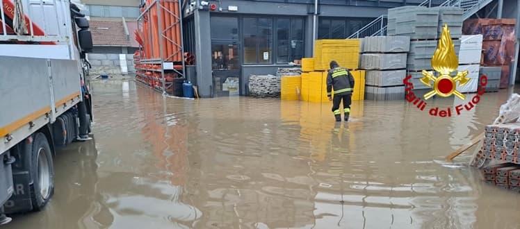 Allagamento in via Nostra Signora della Guardia, intervento Vigili del fuoco