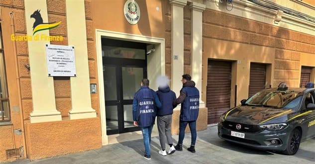 Coppia usa carta prepagata di una defunta, un arresto a Imperia