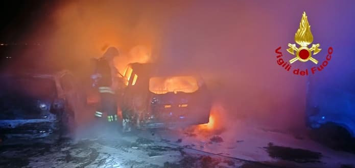 Incendio a due auto e furgone a Cogoleto, azione dolosa?