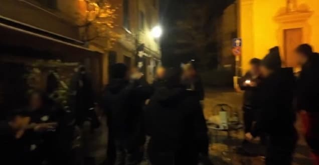 Solidarietà alla La Cantina dei Frati, ieri sera cittadini si sono trovati in piazza