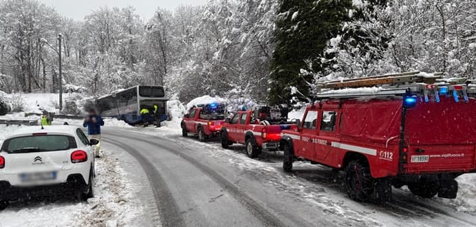 Incidente, autobus fuori strada causa neve tra Urbe e Tiglieto – VIDEO