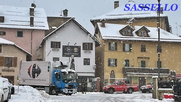 Neve nell’entroterra, i Vigili del fuoco di Sassello soccorrono un camion e una vettura