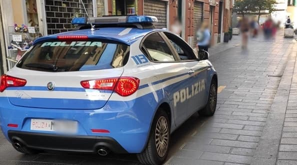 Viaggia senza patente con il parabrezza lesionato e attrezzi da scasso, 2 denunciati a Genova