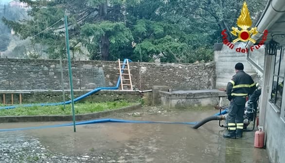 Rottura tubazione a Bolzaneto, acqua in strada e giardini