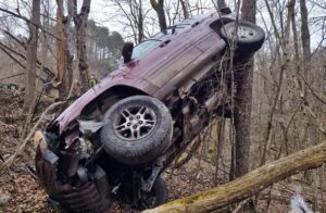 Sassello loc. Pratovallarino incidente auto nel bosco