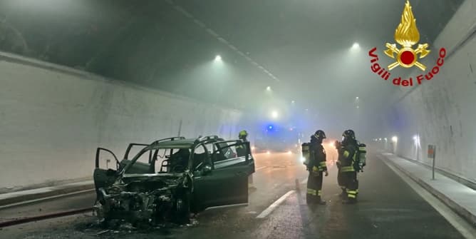 Immagini e particolari dell’auto bruciata tra Voltri e Arenzano