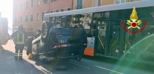 Auto si ribalta in via Murcarolo a Genova 15