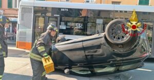 Auto si ribalta in via Murcarolo a Genova 17