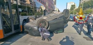 Auto si ribalta in via Murcarolo a Genova 18