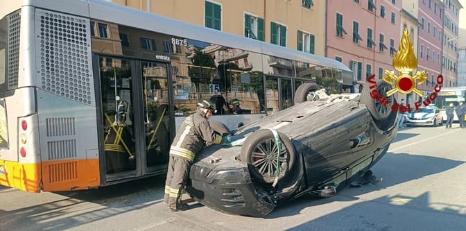 Auto si ribalta in via Murcarolo a Genova