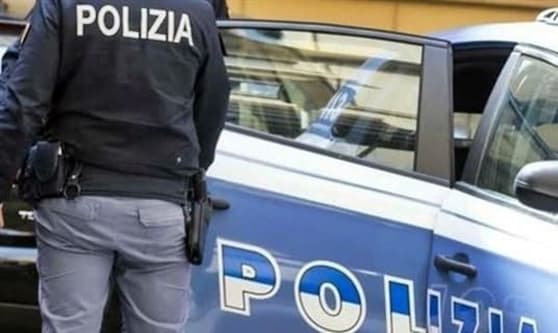 Coppia litiga in strada a Savona spunta un coltello e una bottiglia