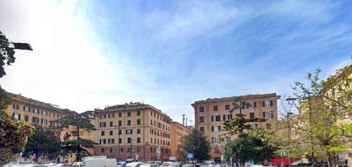 Donna muore sotto il crollo di un grosso albero in zona Foce a Genova