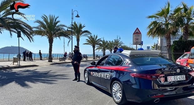 Fermato in auto nel Ponente savonese e si sente odore di droga, 26enne arrestato